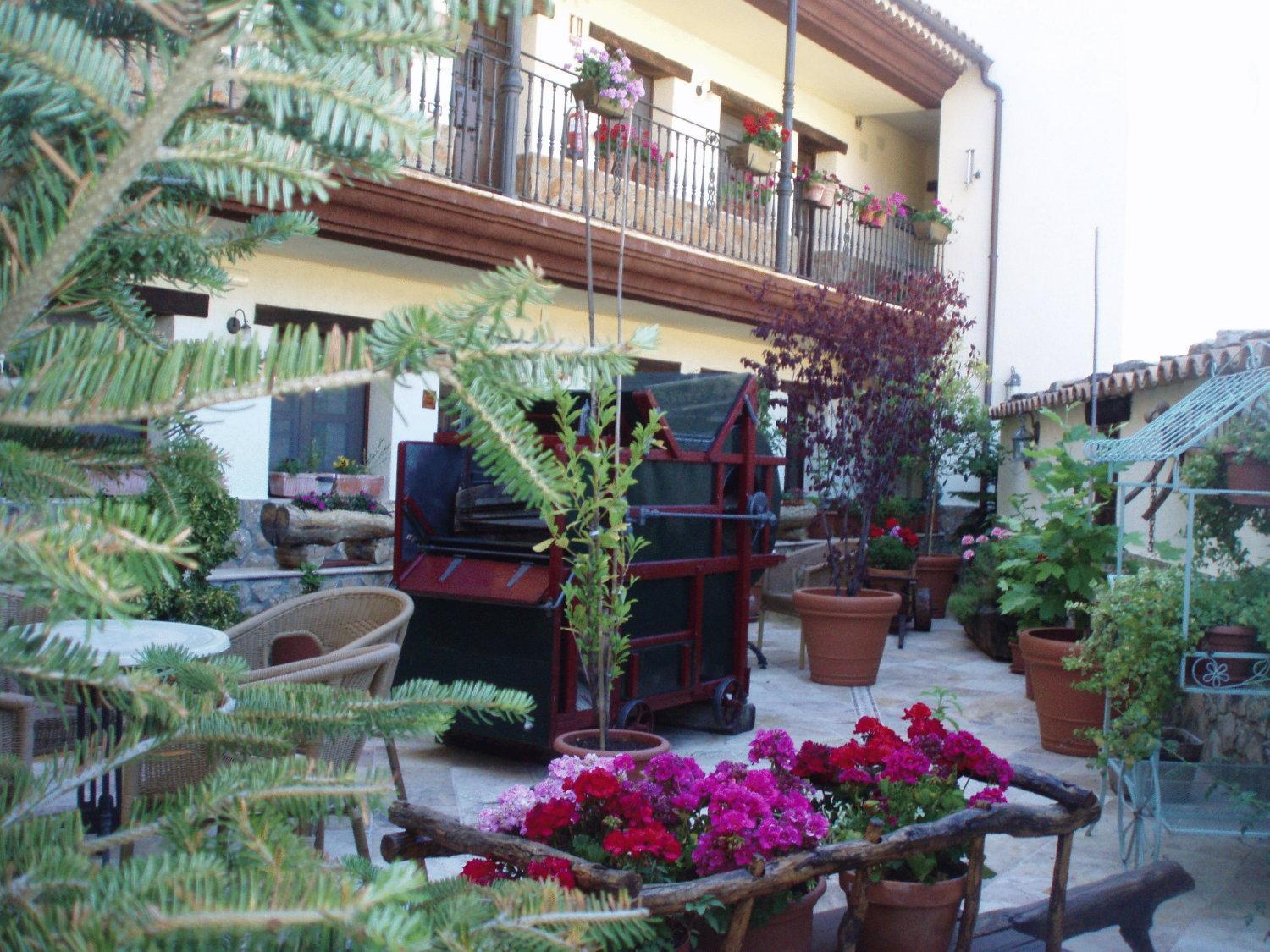 Hostal Restaurante La Muralla Canete  Exteriör bild