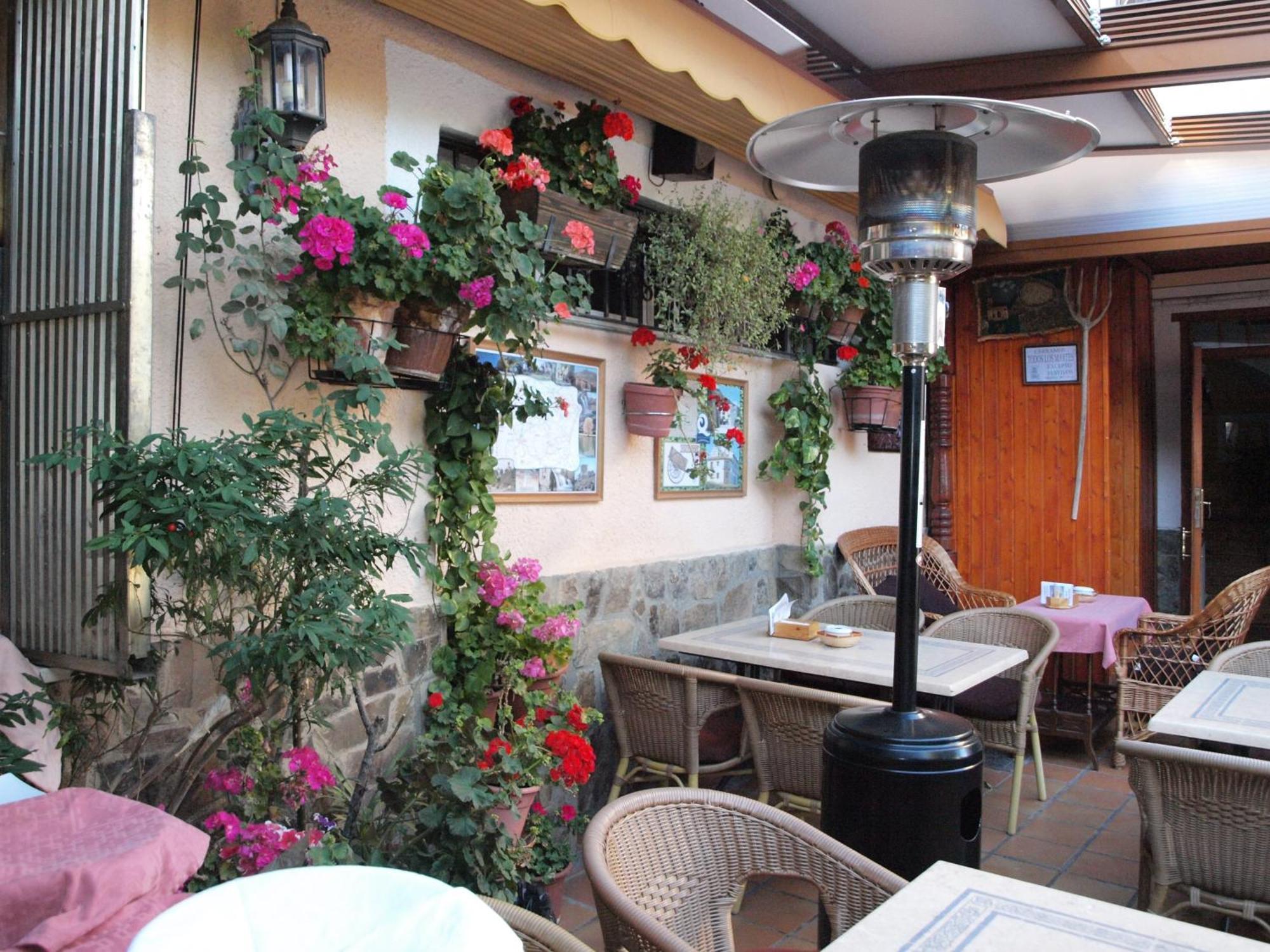 Hostal Restaurante La Muralla Canete  Exteriör bild