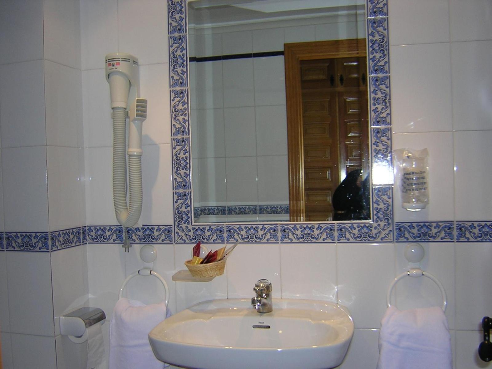 Hostal Restaurante La Muralla Canete  Exteriör bild