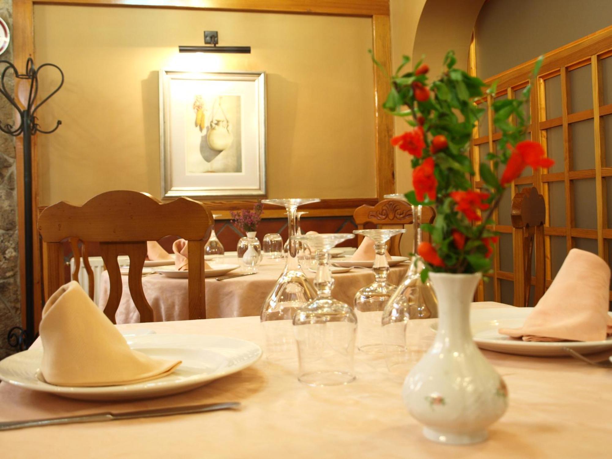Hostal Restaurante La Muralla Canete  Exteriör bild