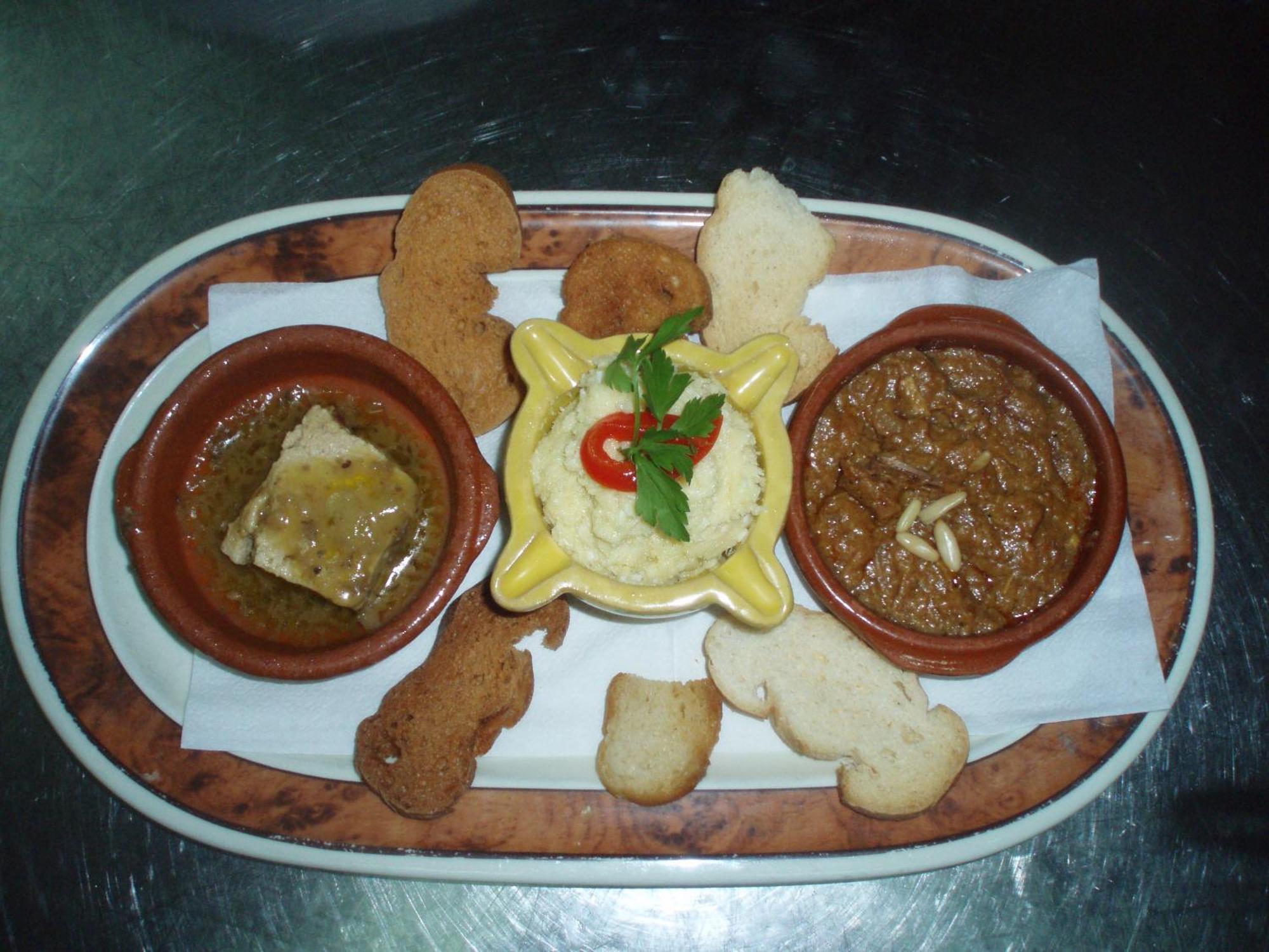Hostal Restaurante La Muralla Canete  Exteriör bild