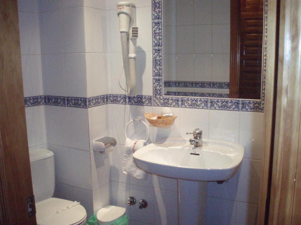 Hostal Restaurante La Muralla Canete  Rum bild